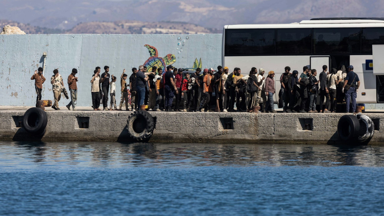 Στο Λαύριο έφτασε το πλοίο με τους 520 παράνομους μετανάστες από την Κρήτη (βίντεο)