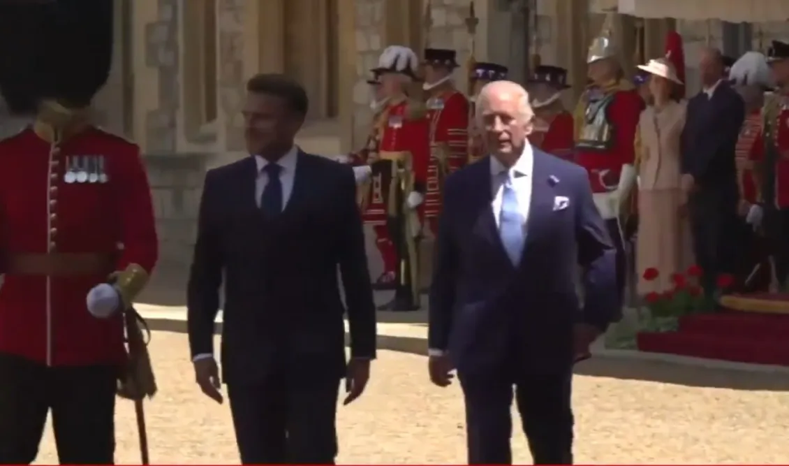 «Θύελλα» αντιδράσεων στη Βρετανία με τον Ε.Μακρόν επειδή περπάτησε μπροστά από τον βασιλιά Κάρολο (βίντεο)