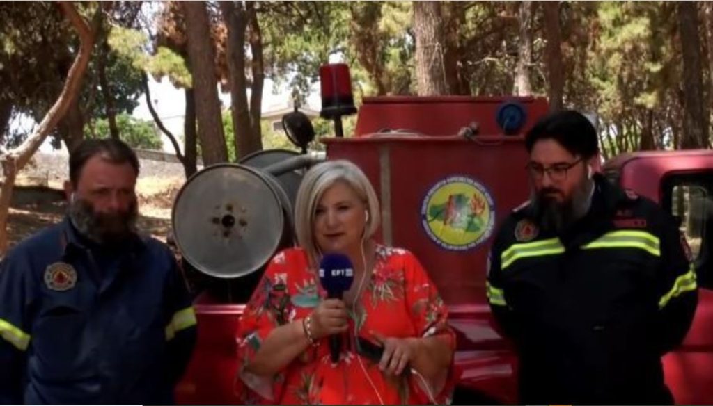 Λέσβος: Ιερείς ρίχνονται στη «μάχη» με τις φλόγες για την προστασία των χωριών τους (βίντεο)