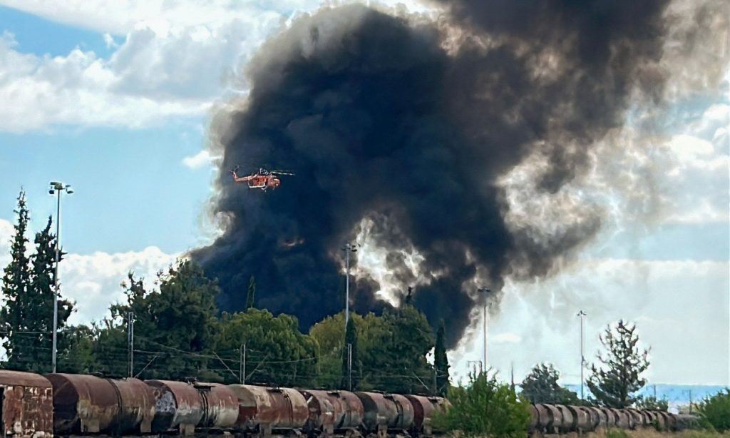 Θεσσαλονίκη: Ανεξέλεγκτη η φωτιά στη Σίνδο – Ισχυρή κινητοποίηση της Πυροσβεστικής 