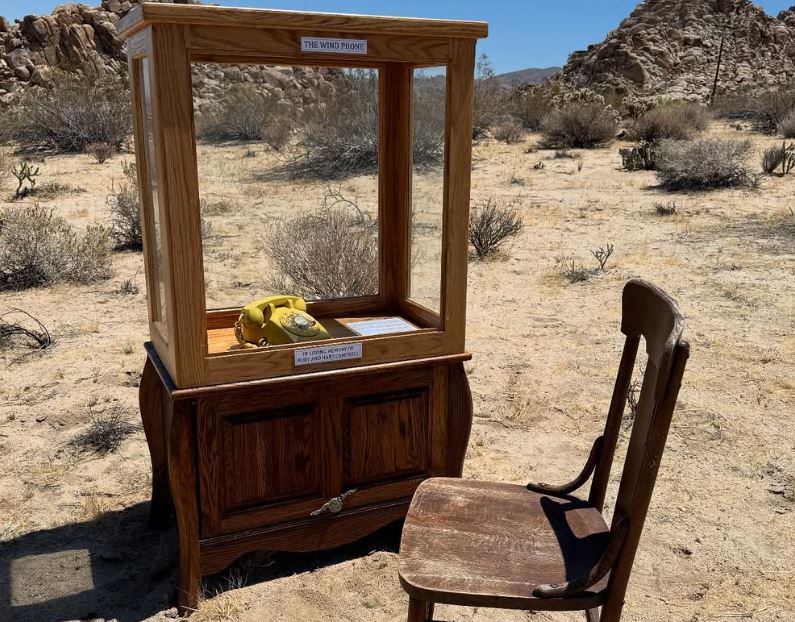 Το «τηλέφωνο του ανέμου»: Πώς μια παλιά συσκευή παρηγορεί χιλιάδες πενθούντες – Πού βρίσκεται