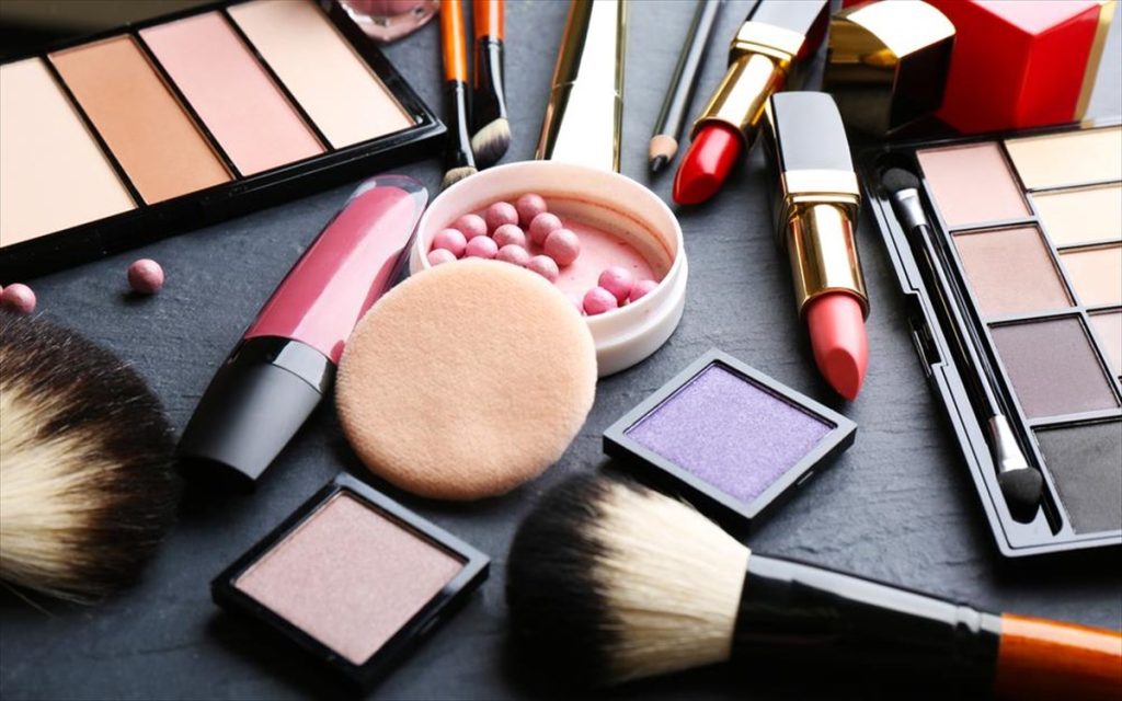 Ειδικοί προειδοποιούν: Τα καλλυντικά dupes μπορεί να είναι επικίνδυνα για την υγεία – Περιέχουν περιττώματα