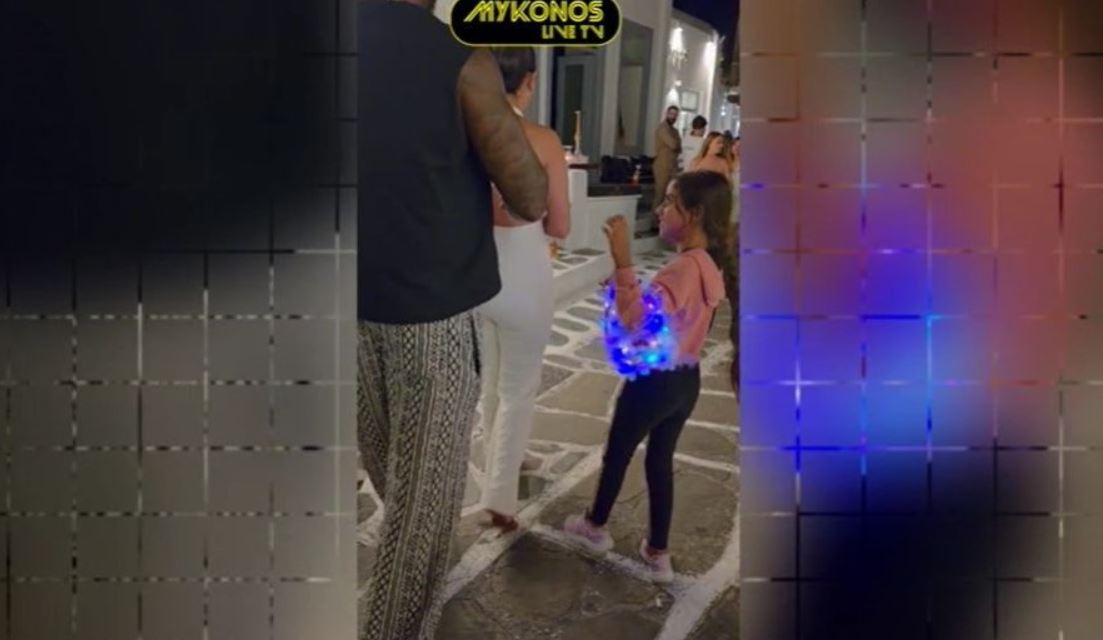 Μύκονος: Δείτε την αμήχανη στιγμή τουρίστα με ανήλικη Ρομά που ζητιανεύει ενοχλητικά και αδιάκριτα (βίντεο)