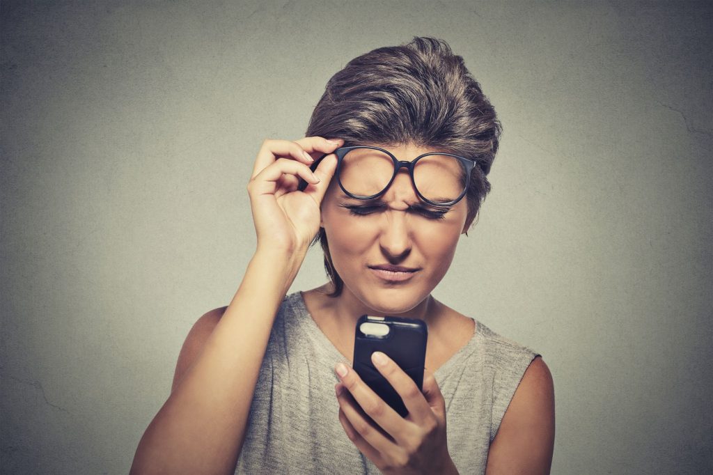 Πρεσβυωπία: Ποιοι παράγοντες την προκαλούν πέρα από την ηλικία