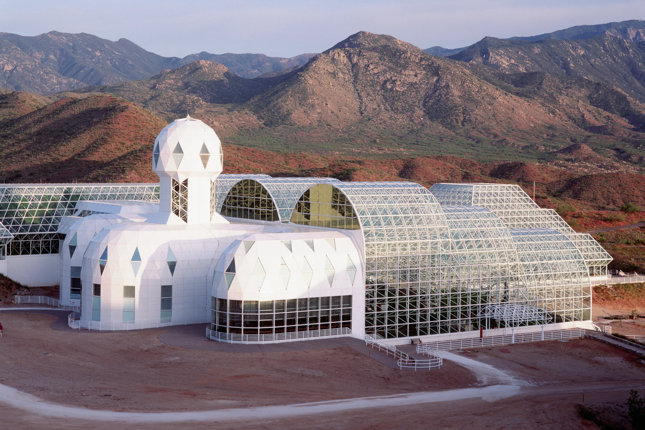 Biosphere 2: Όταν οκτώ άνθρωποι «σφραγίστηκαν» για 2 χρόνια σε μια μικρογραφία της Γης (βίντεο)