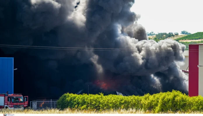Αποπνικτική η ατμόσφαιρα στη Ριτσώνα -Τυλίχθηκε στις φλόγες το εργοστάσιο πλαστικών (upd) (βίντεο-φωτο)