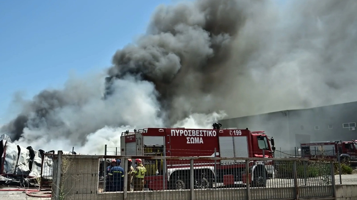 Φωτιά στη Ριτσώνα: «Θα πάρει ώρες η κατάσβεση» λέει η Πυροσβεστική για το εργοστάσιο με τα πλαστικά 