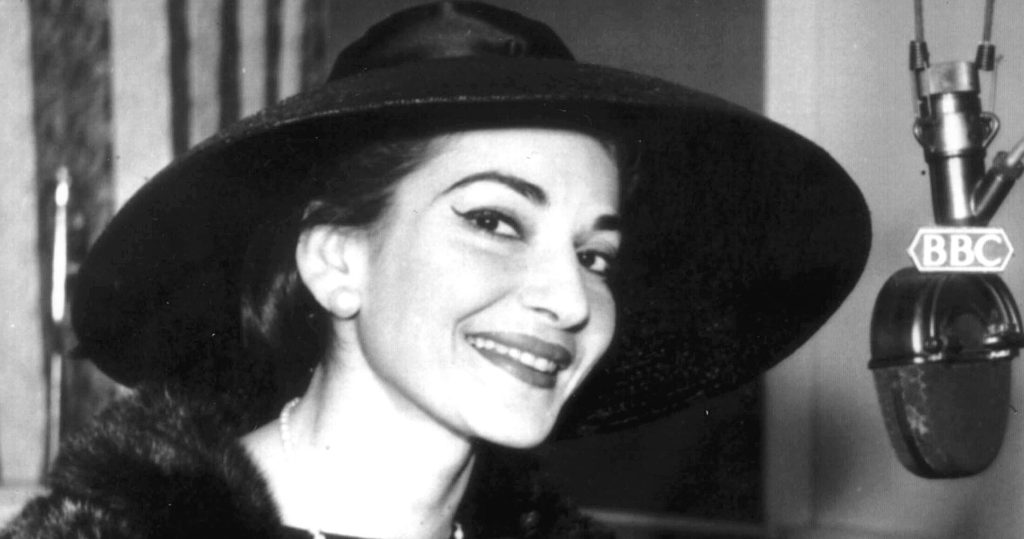 Σπάνια φωτογραφία: Η Μαρία Κάλλας ξαπλωμένη στο κρεβάτι του διαμερίσματός της στο Παρίσι