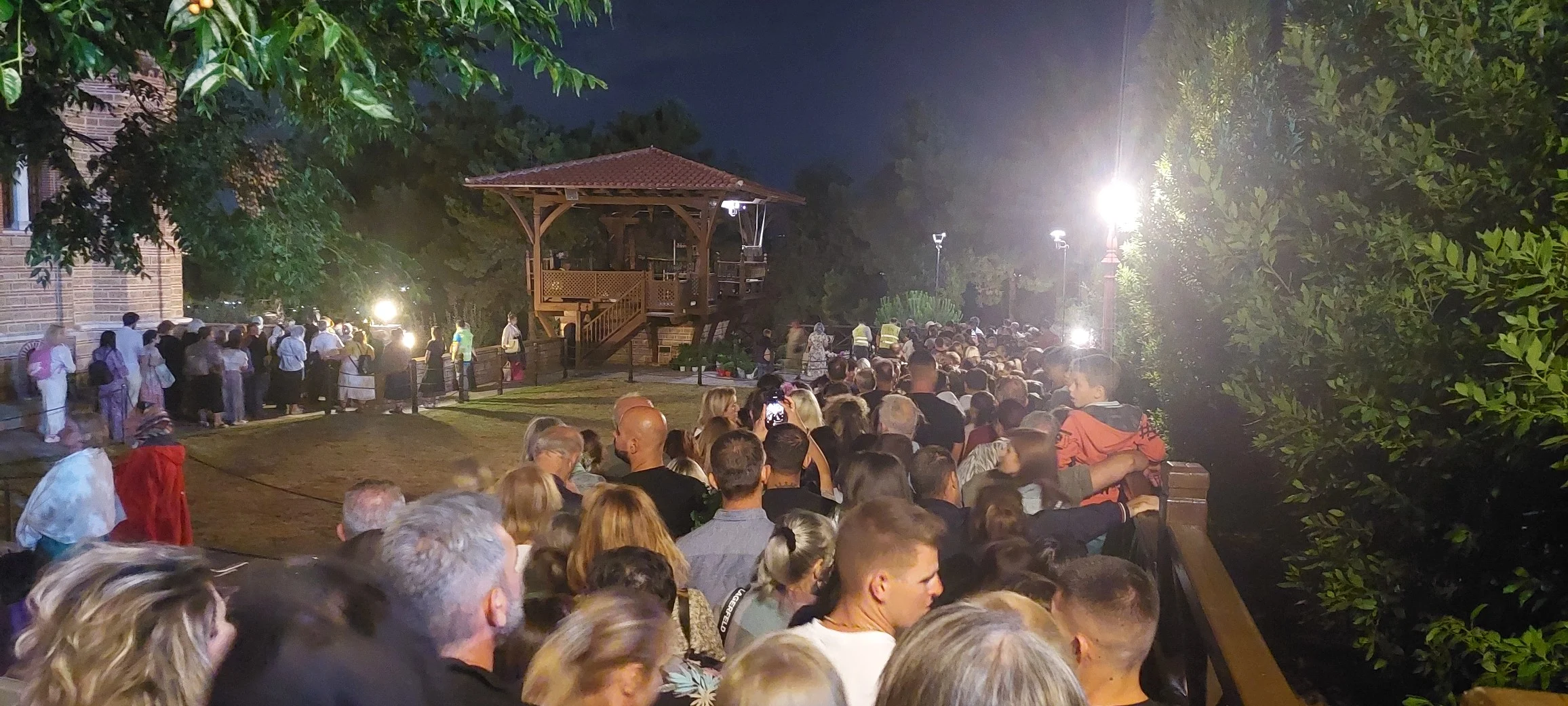 Σουρωτή: Πλήθος κόσμου συγκεντρώθηκε για να προσκυνήσει τον τάφο του Αγίου Παϊσίου