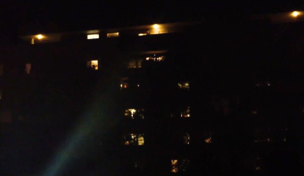 Γιατί κάθε βράδυ ο κόσμος ουρλιάζει από τα παράθυρα; – Το παράξενο φοιτητικό έθιμο στη Σουηδία (βίντεο)