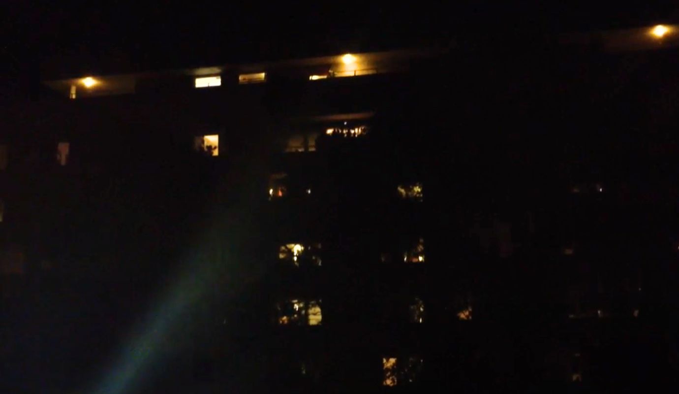 Γιατί κάθε βράδυ ο κόσμος ουρλιάζει από τα παράθυρα; – Το παράξενο φοιτητικό έθιμο στη Σουηδία (βίντεο)