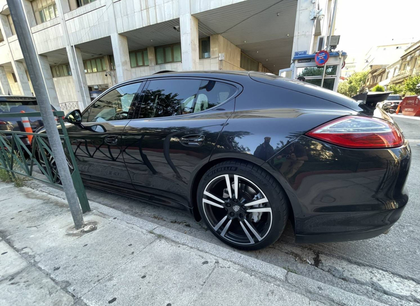 Χλιδάτη ζωή και Porsche Panamera επιδείκνυε ο Ρομά «διαμεσολαβητής» που έκανε θραύση στο TikTok – Δείτε φωτογραφίες