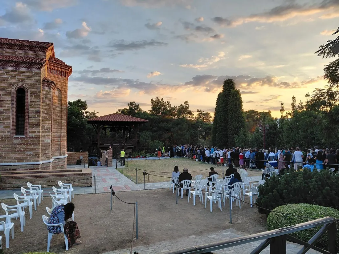 Κοσμοσυρροή στην αγρύπνια του Αγίου Παϊσίου στην Σουρωτή της Μακεδονίας (βίντεο)