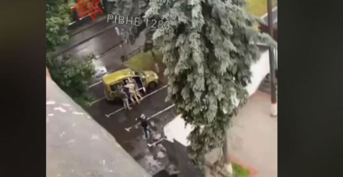 Ξεφεύγει η κατάσταση με την TCC στην Ουκρανία: Τώρα χτυπούν άγρια με μπουνιές στα νεφρά έναν ηλικιωμένο! (βίντεο)