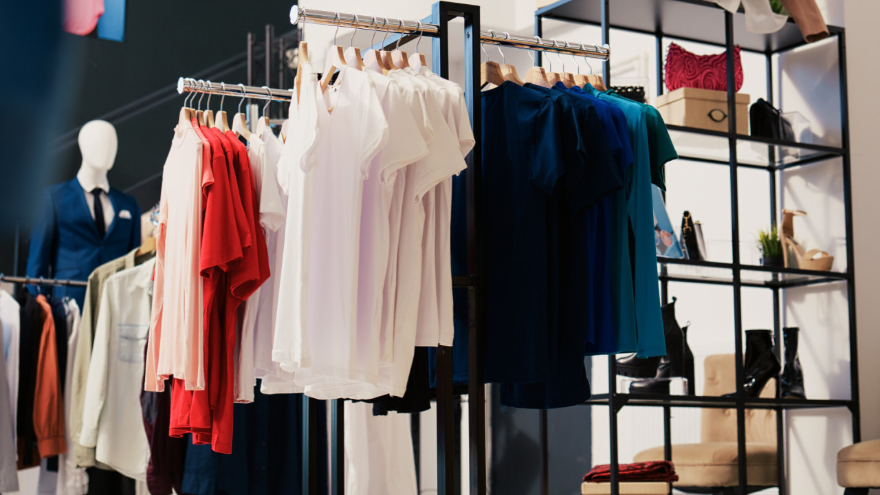 Συνελήφθησαν ανήλικες στην Πάτρα που έπαιρναν ρούχα από καταστήματα χωρίς να πληρώνουν