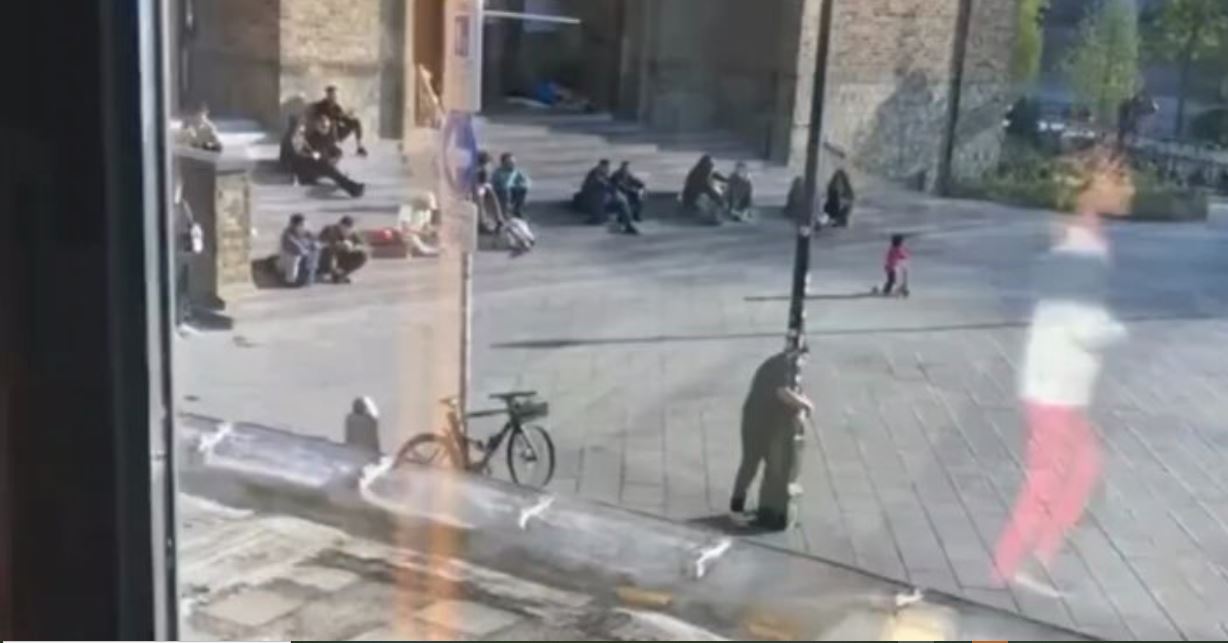 Άνδρας επιδίδεται σεξουαλικά σε… κολώνα δρόμου – Δείτε βίντεο