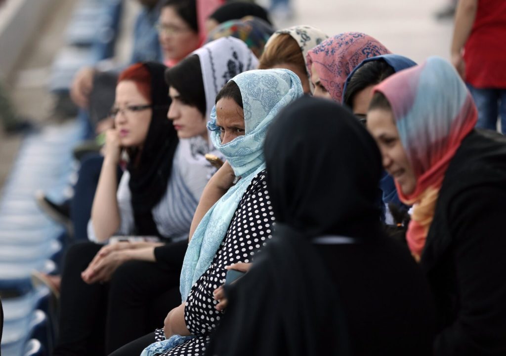 Μαροκινός μετανάστης αρπάζει γυναίκα γιατί την θεωρεί «του δρόμου» επειδή δεν φορά μαντίλα! (βίντεο)