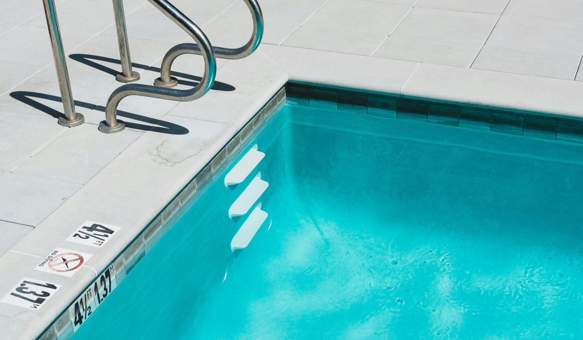 Κρίσιμες στιγμές για 18χρονο στη Δράμα που ανασύρθηκε χωρίς τις αισθήσεις του – «Τον έβγαλαν μωβ από την πισίνα»