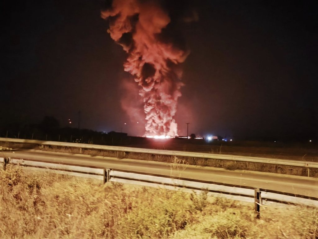 Αλεξανδρούπολη: Μαίνεται η φωτιά στην επιχείρηση ανακύκλωσης στην περιοχή Αμφιτρίτη (βίντεο) (upd)