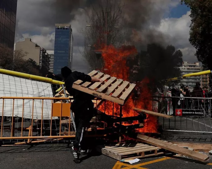 «Πεδίο μάχης» με συγκρούσεις παράνομων μεταναστών και πολιτών στην Ισπανία μετά την επίθεση σε ηλικιωμένο