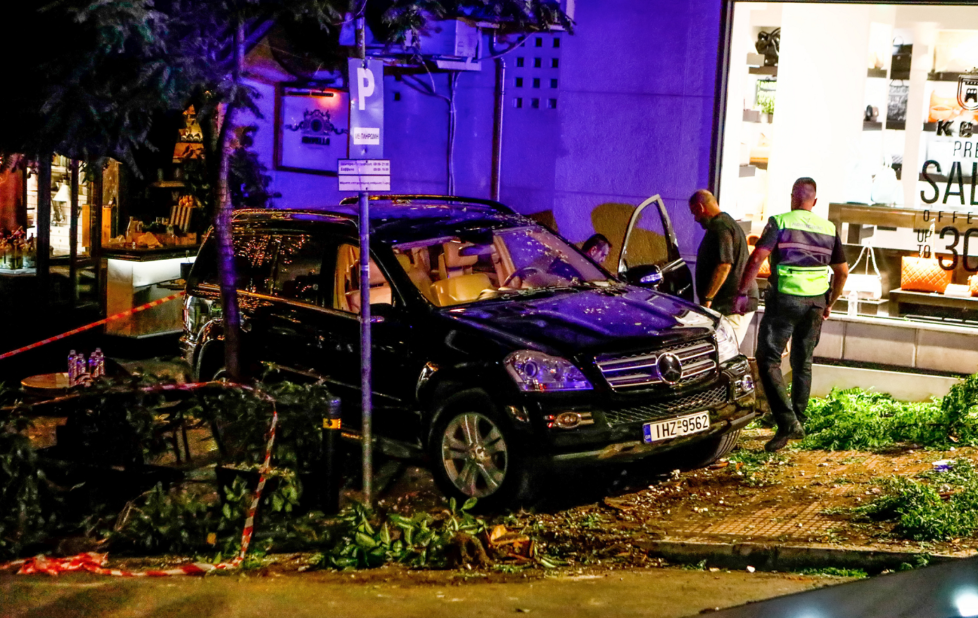 Ατύχημα στο Κολωνάκι – Συγκλονίζει τραυματίας: «Ήρθε πάνω μας ένα τσουνάμι από μέταλλα, γυαλιά και αντικείμενα»