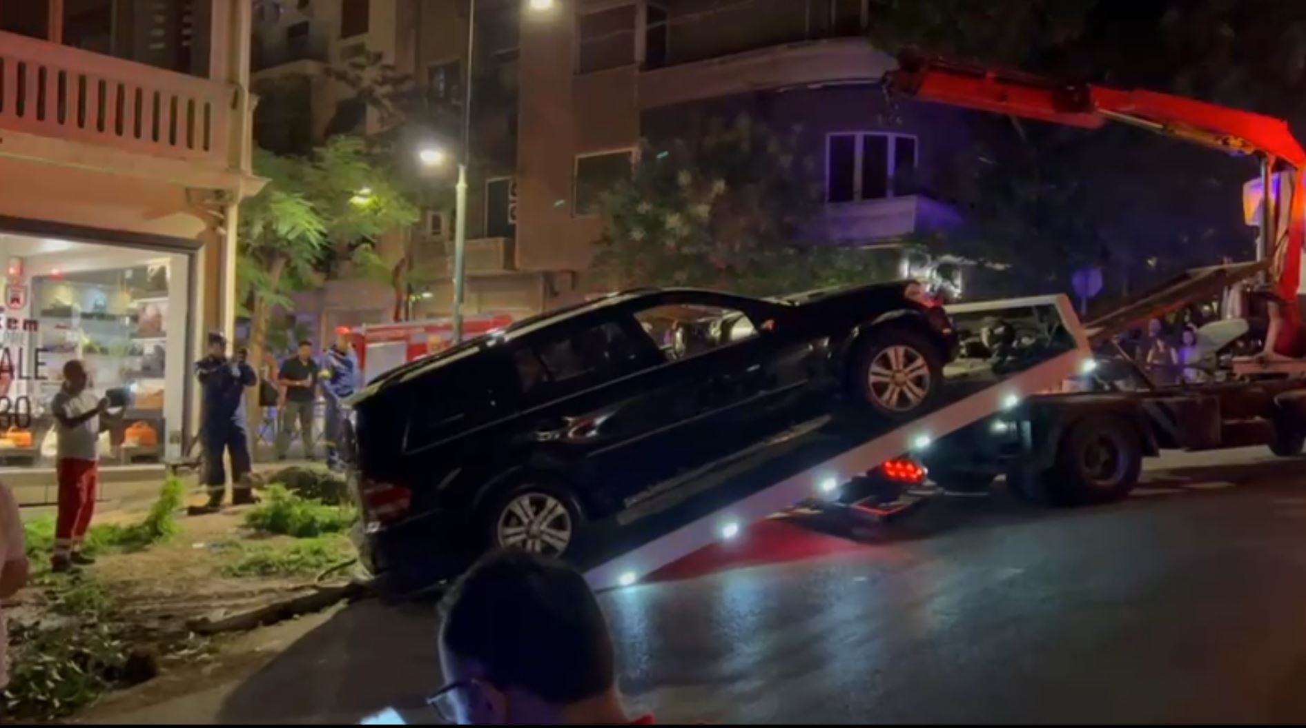 Κάτοικος Κολωνακίου για ατύχημα στο εστιατόριο: «Άκουσα ποτήρια να σπάνε, τραπέζια να πέφτουν, φωνές και πανικό»