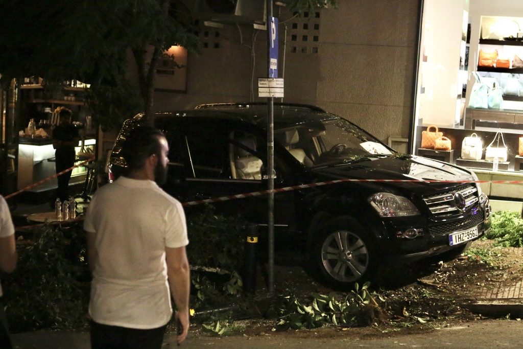 Βίντεο ντοκουμέντο: Η στιγμή που το τζιπ πέφτει πάνω στους θαμώνες εστιατορίου στο Κολωνάκι