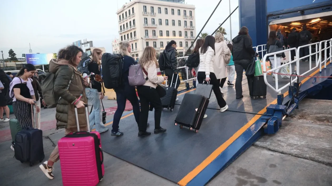Μηχανική βλάβη σε πλοίο που θα πήγαινε Αίγινα και Αγκίστρι – 950 επιβάτες περιμένουν άλλο πλοίο