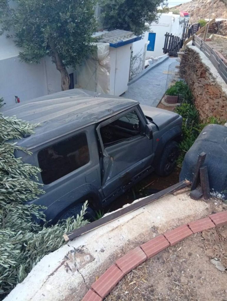 Τήνος: Tζιπ παρασύρθηκε από τους ισχυρούς ανέμους και κατέληξε μέσα σε σπίτι – Δείτε εικόνες