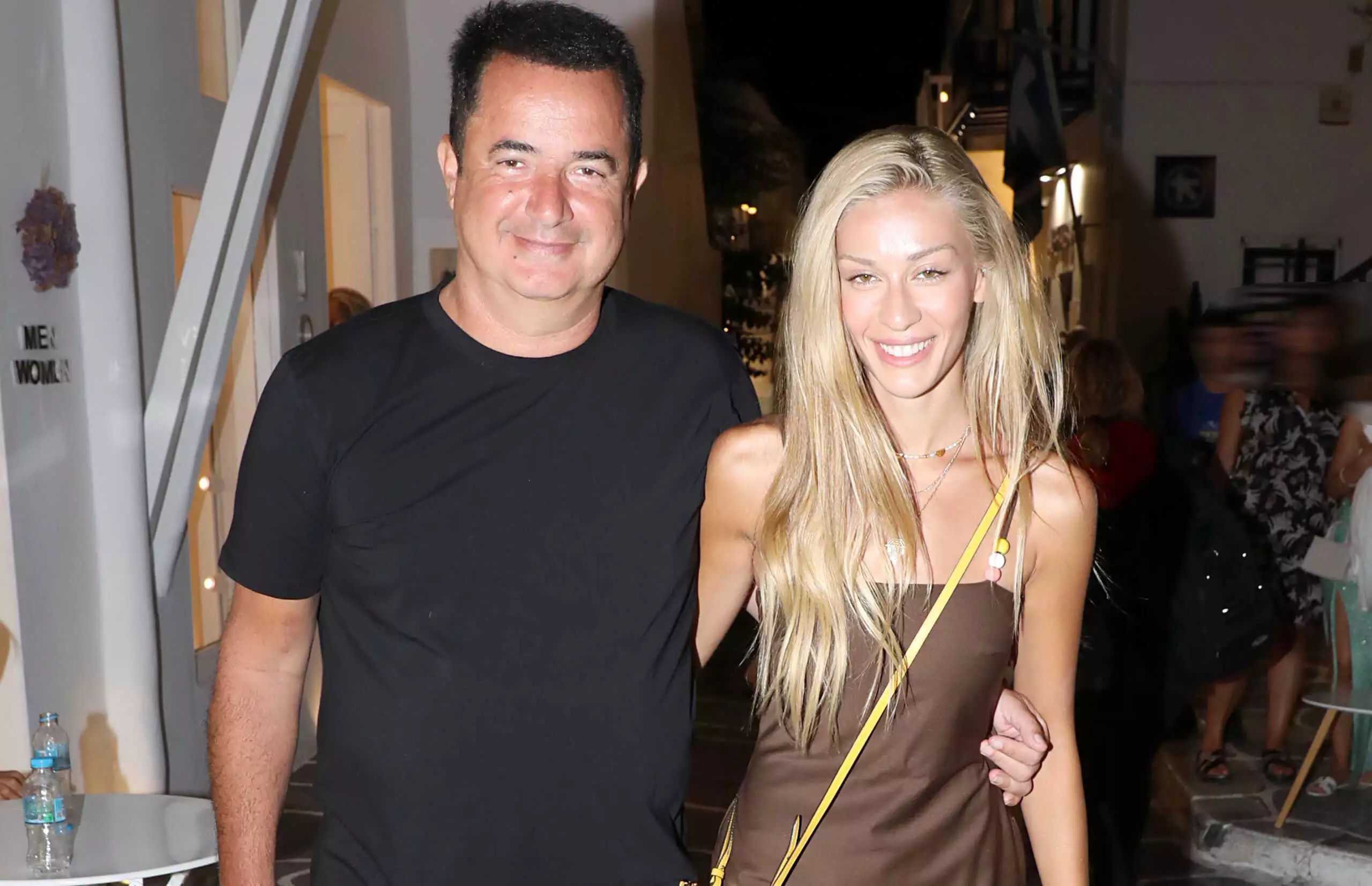 Η καλλονή σύζυγος του Ατζούν Ιλιτζαλί «μαγνήτισε» τα βλέμματα στην Μύκονο με την εμφάνισή της (βίντεο)