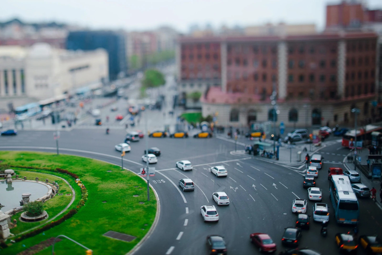 Πόσο λιγότερο ρυπαίνουν τα ηλεκτρικά από τα θερμικά; Έχουμε την απάντηση