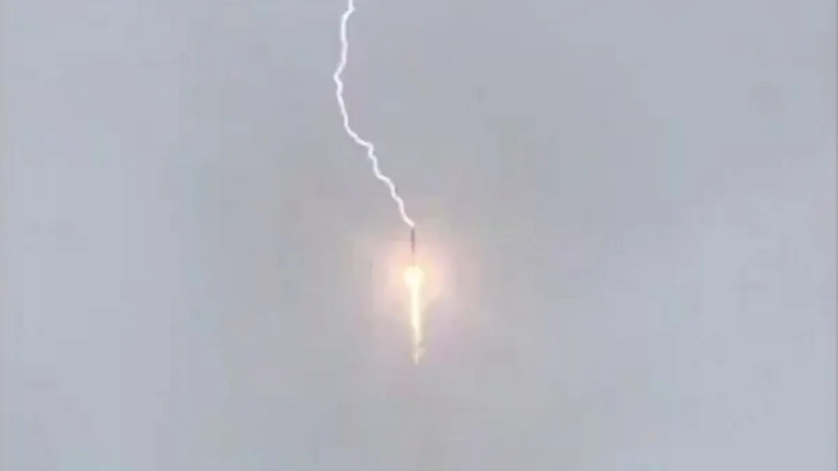 Βίντεο: Πύραυλος Soyuz χτυπήθηκε από κεραυνό λίγο μετά την εκτόξευση και ολοκληρώνει την αποστολή του!