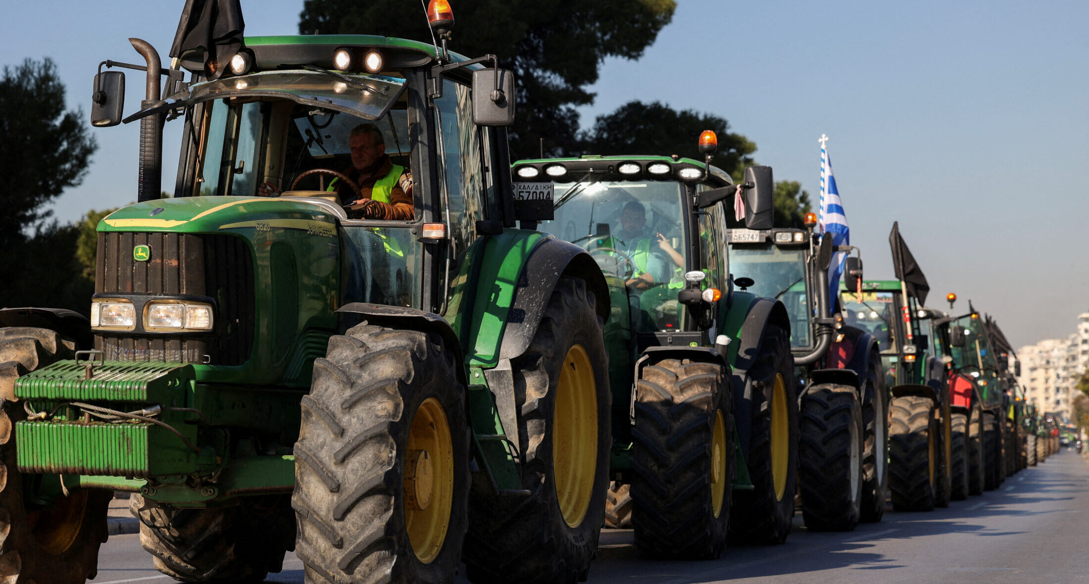 Ετοιμάζονται για συλλαλητήριο με τα τρακτέρ οι αγρότες: Έκλεισαν την παλιά εθνική Λάρισας-Βόλου