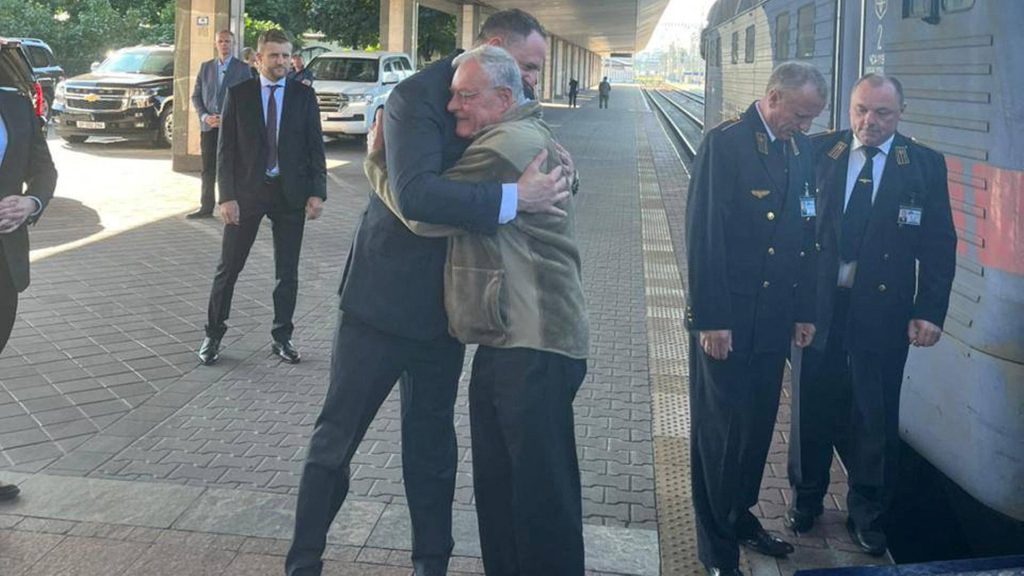 Στην Ουκρανία ο Κιθ Κέλογκ: «Οι ΗΠΑ υποστηρίζουν την ειρήνη μέσω της ισχύος» (βίντεο)