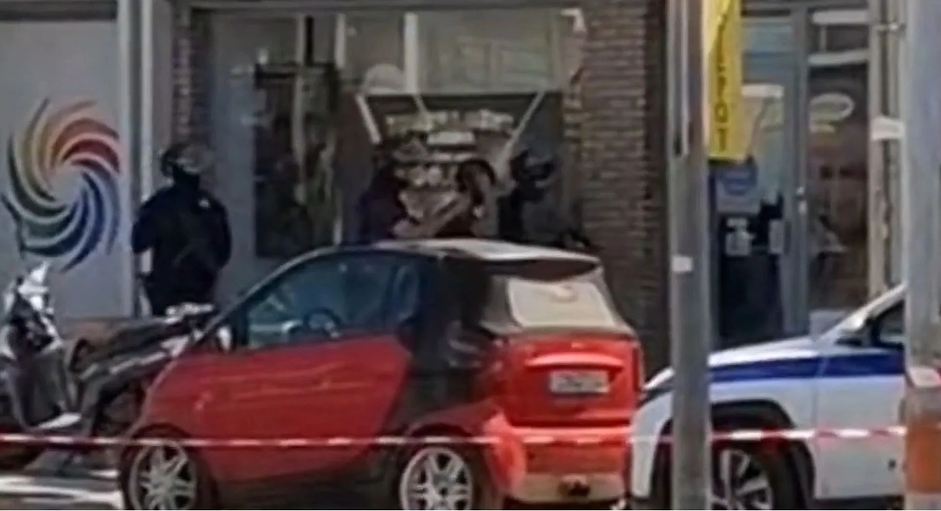 Βίντεο-ντοκουμέντο: Η στιγμή που η αστυνομία εισβάλει στο κατάστημα στο Μενίδι όπου είναι κλειδωμένοι οι ληστές