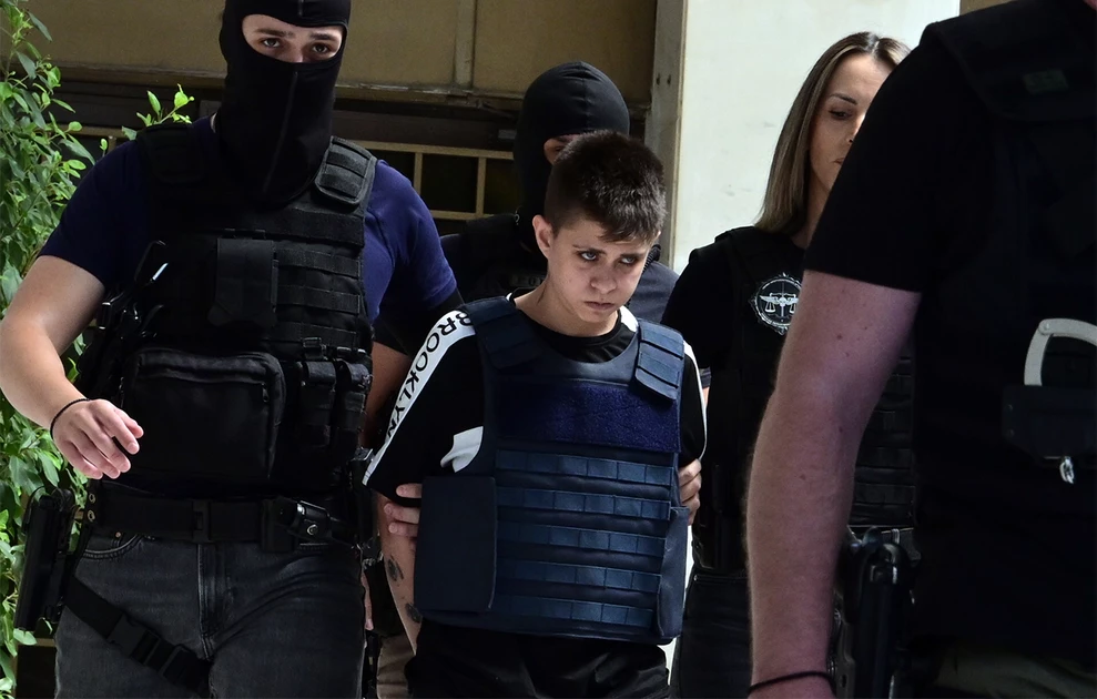 Στις φυλακές Κορυδαλλού οδηγείται η Ε.Μουρτζούκου: Αποδοκιμασίες έξω από την ΓΑΔΑ – Δείτε εικόνες