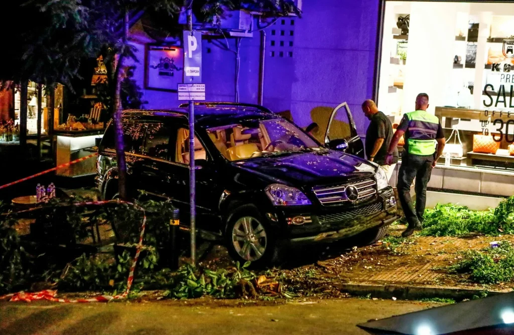 Τροχαίο στο Κολωνάκι: «Αν δεν υπήρχε το δέντρο ίσως να είχαμε και θανάτους» λέει μάρτυρας