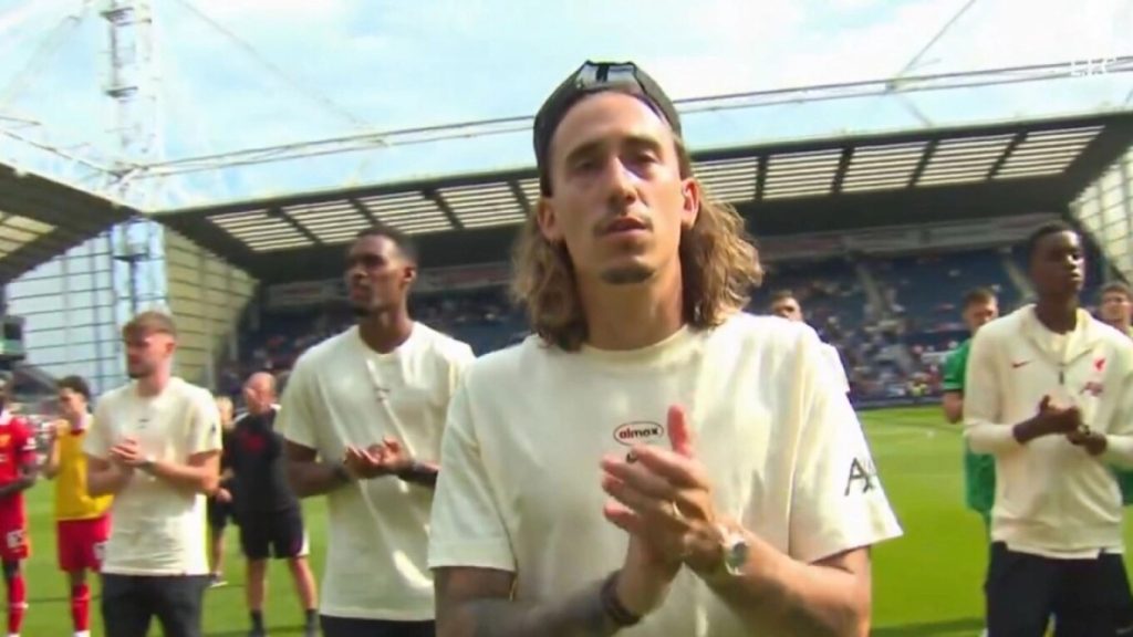 Κώστας Τσιμίκας: Τραγούδησε συγκινημένος με τους οπαδούς το σύνθημα για τον Ν.Ζότα – Δείτε φωτογραφίες