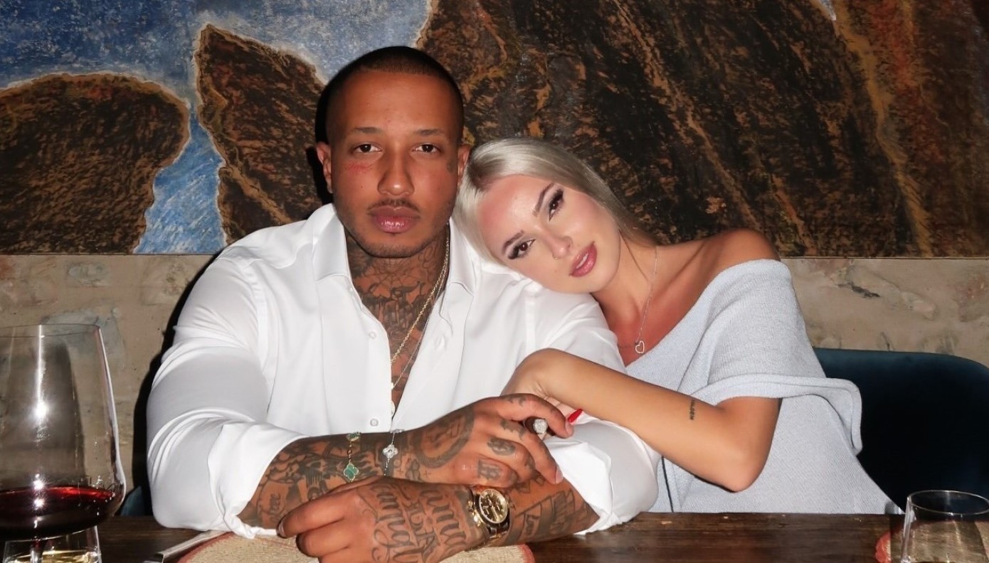 Light: Πόζαρε με την εγκυμονούσα σύντροφό του Α.Θεοδωρίδη στην παραλία (φωτο)