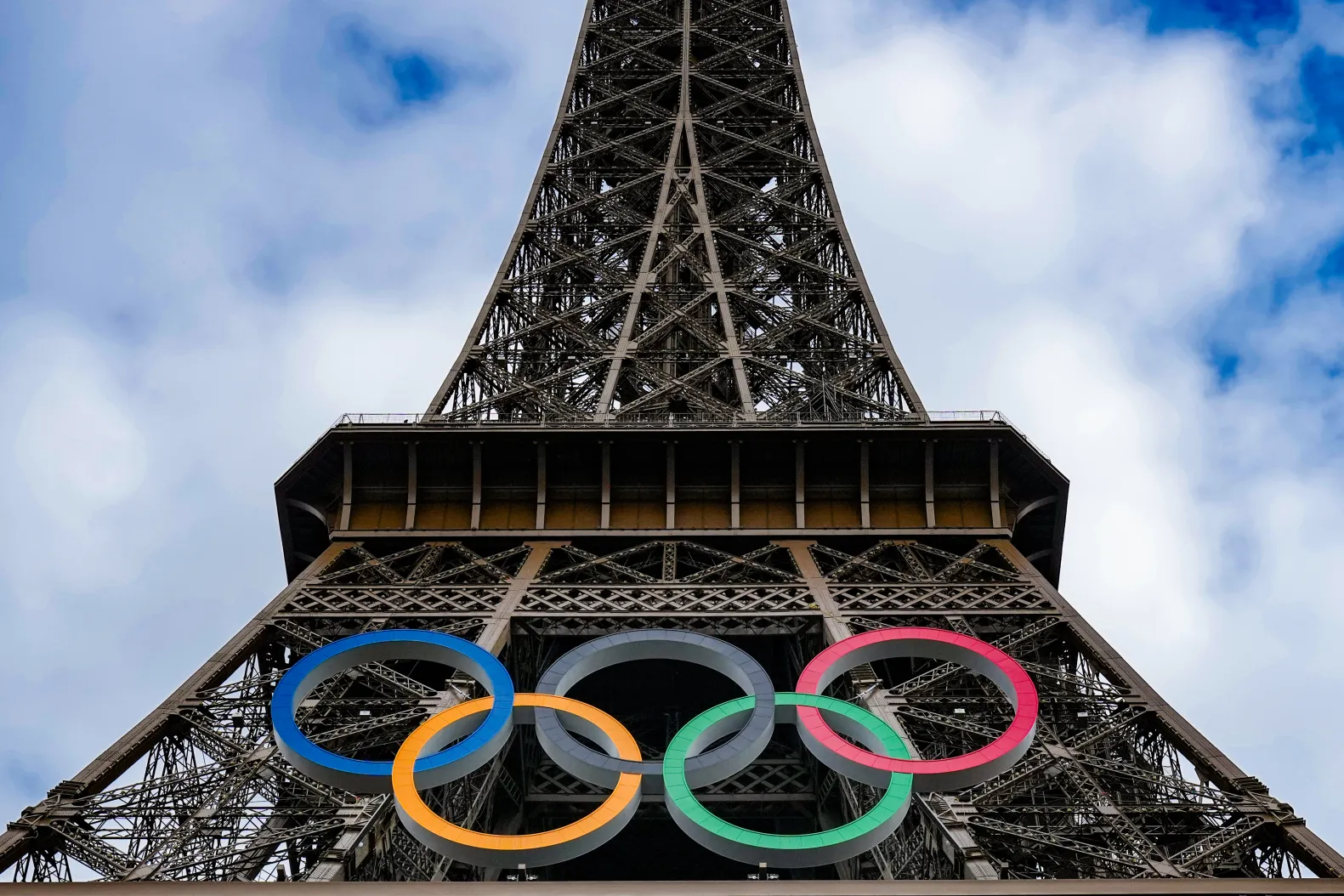 «Η στιγμή της αλήθειας»: Η Γαλλία βάζει «μαχαίρι» στο δημόσιο για να βρεθούν χρήματα για την Ουκρανία