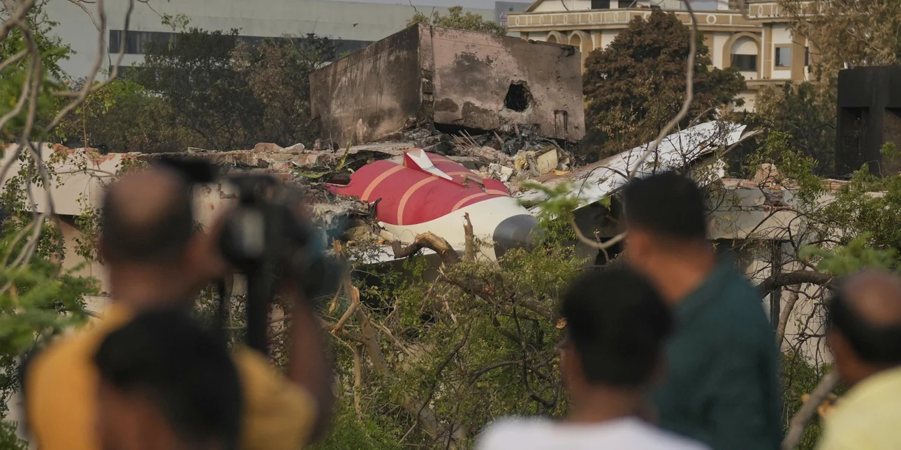 Συντριβή αεροσκάφους της Air India: Ψάχνουν τα ιατρικά αρχεία του πιλότου – Οι φήμες για ψυχικά προβλήματα 