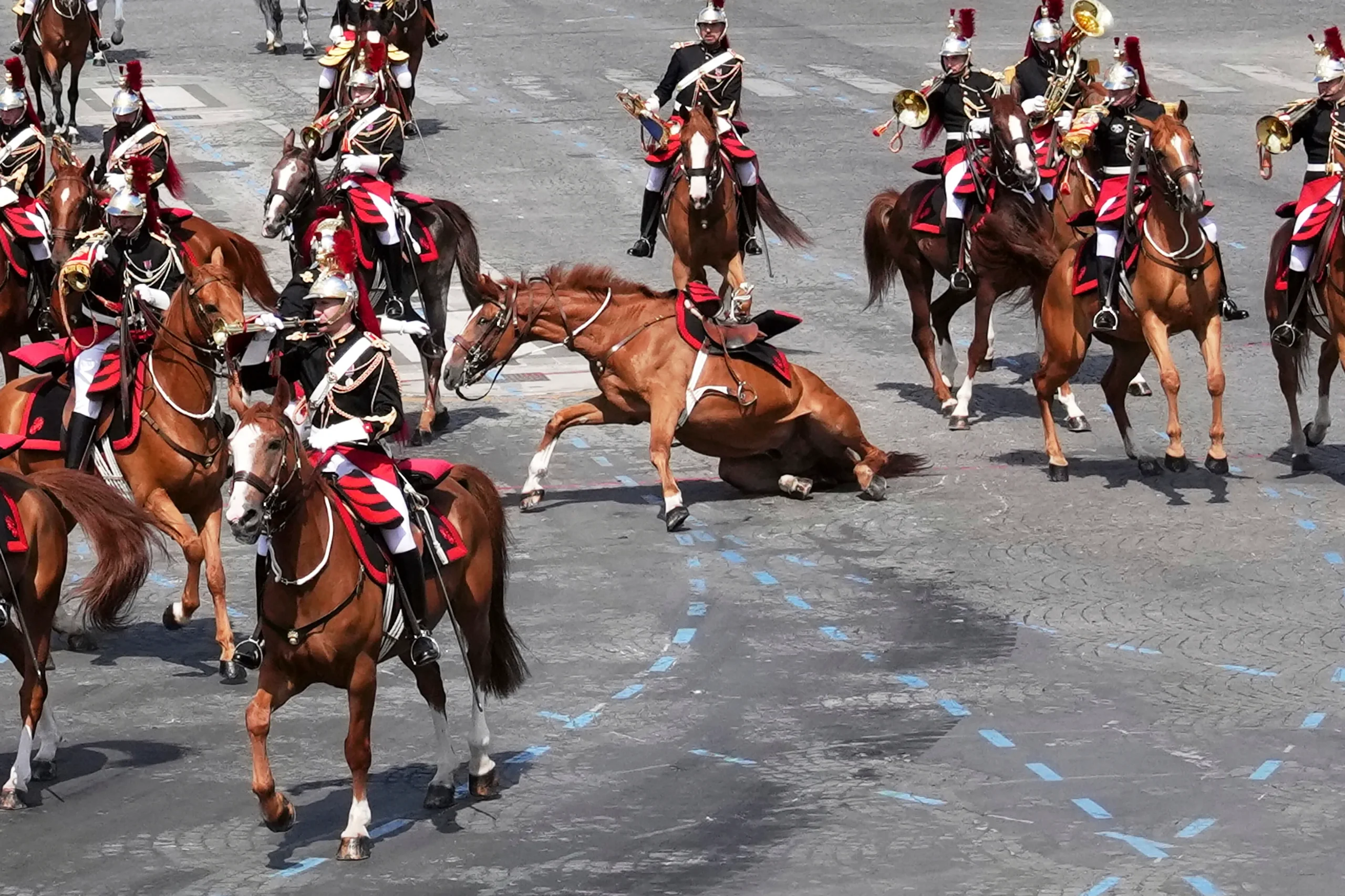 Κωμικοτραγικές στιγμές στην εθνική εορτή της Γαλλίας: Οι εικόνες που αμαύρωσαν την παρέλαση (vids)