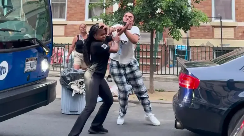 Βίντεο: Άγριος καυγάς μεταξύ τριών γυναικών στη Νέα Υόρκη για μια θέση πάρκινγκ!