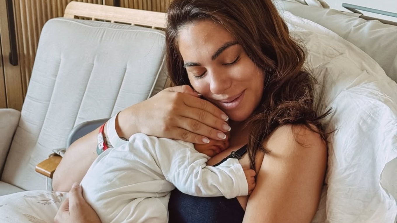 Η τρυφερή ανάρτηση της Ε. Βαλαβάνη: «Μια καρδιά που χτυπά πια έξω απ’ το σώμα μου – Είσαι εσύ γιε μου»