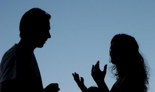 Άγριος καυγάς ανάμεσα σε πρώην ζευγάρι Σύρων: Συνελήφθη η γυναίκα – Εκτόξευε πιάτα και άρπαξε το 5χρονο παιδί τους