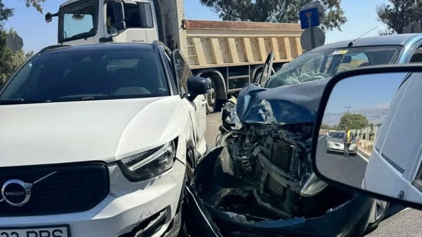 Τροχαίο στον ΒΟΑΚ Χανίων με σφοδρή σύγκρουση αυτοκινήτων – Δείτε φωτογραφίες