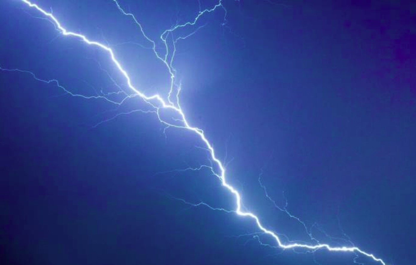 Βίντεο: Η στιγμή που κεραυνός χτυπά το One World Trade Center στη Νέα Υόρκη