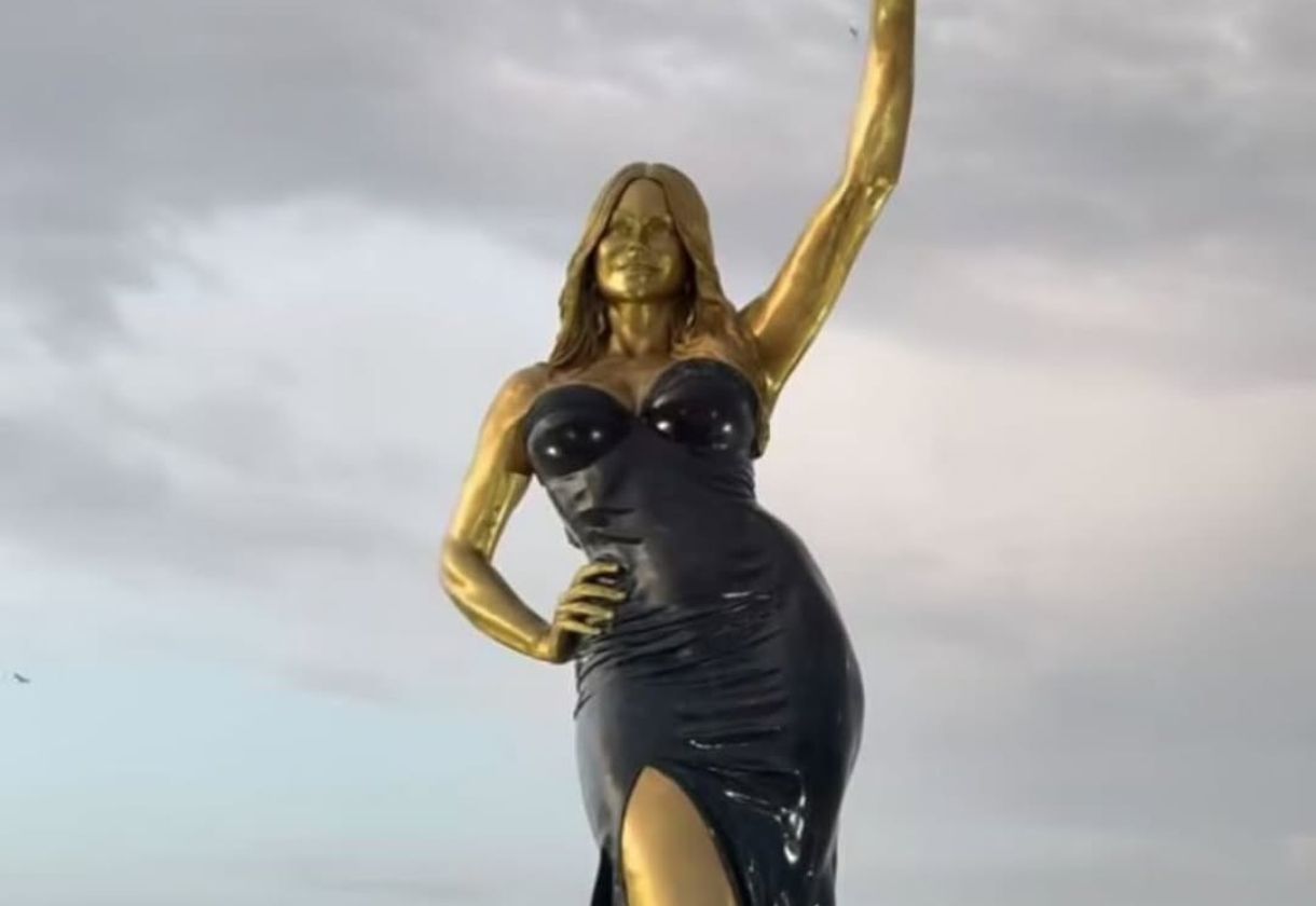 «Χαμός» με το μπρούτζινο άγαλμα 7,5 μέτρων της Σοφίας Βεργάρα στην Κολομβία – «Δεν της μοιάζει καθόλου» (φώτο)
