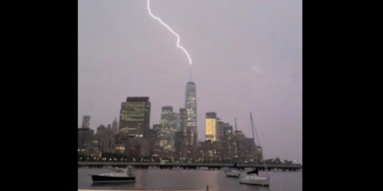 Βίντεο: H στιγμή που κεραυνός κτυπά το Παγκόσμιο Κέντρο Εμπορίου στη Νέα Υόρκη