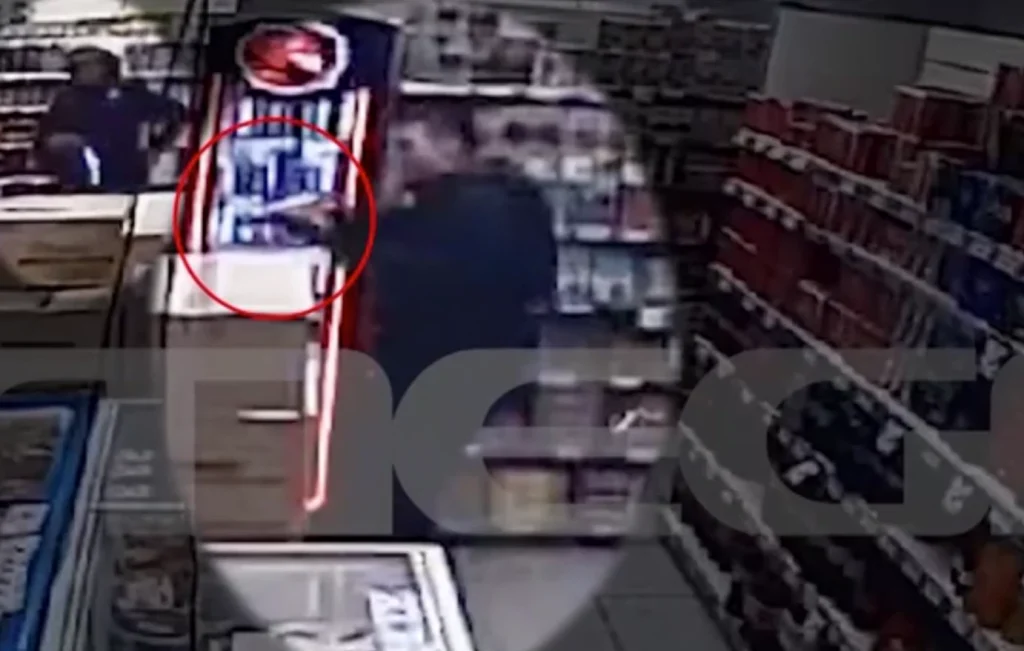 Πανικός σε σούπερ μάρκετ στην Κυψέλη: H στιγμή που 34χρονος καρφώνει μαχαίρι στον λαιμό του! (βίντεο)